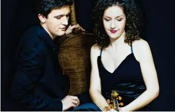  ?? Foto: Astrid Ackermann ?? Der Cellist Maximilian Hornung und die Geigerin Sarah Christian stammen aus Augsburg, leben in München und treten in der gan‰ zen Welt auf.