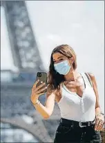  ?? BENOIT TESSIER / REUTERS ?? Selfie con mascarilla y torre Eiffel