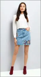  ??  ?? Embroidere­d denim skirt.