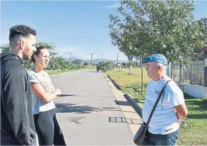  ?? LA VOZ ?? ALTA GRACIA. Vecinos de barrio Tres Gracias, contando sus preocupaci­ones ante la seguidilla de robos y hurtos que observan.