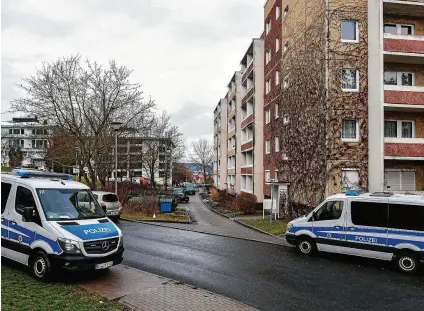  ?? FOTO: TINO ZIPPEL ?? In einem Gebäude in der Max-steenbeck-straße in Jena-winzerla hat sich das Tötungsver­brechen ereignet. Im Keller des Hauses hat die Polizei die Leiche entdeckt.