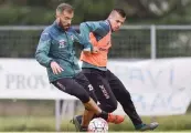  ??  ?? Enzo Maresca e Aleksandar Trajkovski in allenament­o nel ritiro