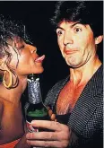  ??  ?? OLD FLAMES Sinitta and Simon