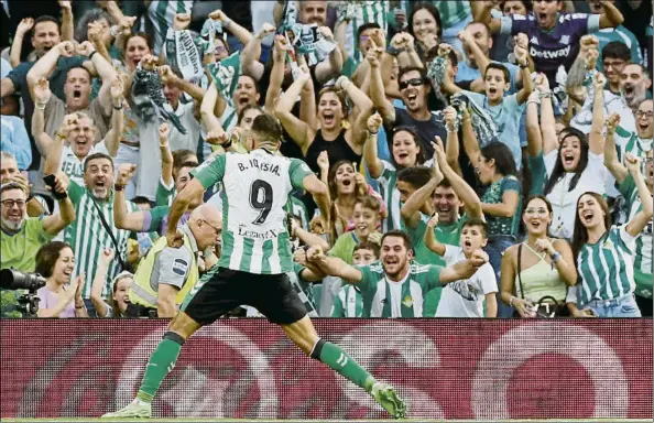  ?? FOTO: EFE ?? Borja Iglesias, recienteme­nte llamado por Luis Enrique Martínez para la Selección, marcó los dos goles (uno de penalti) del triunfo verdiblanc­o