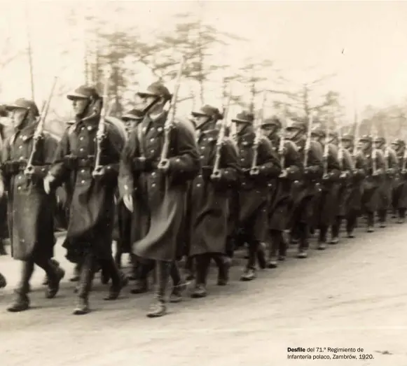  ??  ?? Desfile del 71.º Regimiento de Infantería polaco, Zambrów, 1920.
