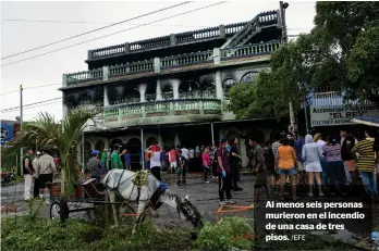  ?? /EFE ?? Al menos seis personas murieron en el incendio de una casa de tres pisos.