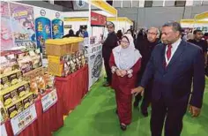  ??  ?? FUZIAH (tengah) diiringi Mohd Shukri (kanan) melawat pameran Halfest Giant 2018 di MIECC, semalam.