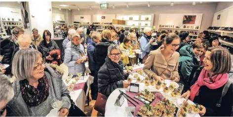  ?? RP-FOTO: MARKUS VAN OFFERN ?? Die Ladies Night im Klever Kaufhof hatte in der Damenwelt wieder eine große Anziehungs­kraft. Hunderte kamen.