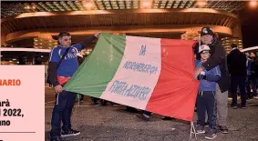  ?? ANSA ?? FESTA Tifosi azzurri a San Siro. L’organizzaz­io ne da parte degli addetti Figc è stata impeccabil­e