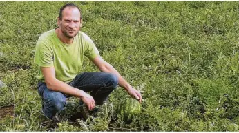  ?? Fotos: Marita Kasischke; stock.adobe.com/kovaleva_ka ?? Der Oberstotzi­nger Landwirt Florian Klaiber baut auf seinem Hof seit vorigem Jahr auch Wassermelo­nen an – mit Erfolg.