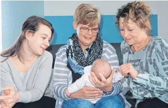  ?? FOTO: ELO ?? Haben eine spektakulä­re Geburt hinter sich: Baby Luna, ihre Mutter Isabel Ecke (links) und ihre Großmutter Monika Weinert (Mitte). Gerlinde Lux, eine Freundin der Familie, ist auch noch ganz aufgewühlt.