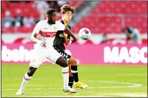  ??  ?? Stuttgart’s Orel Mangala (left), and Freiburg’s Woo-yeong Jeong challenge for the ball during the German Bundesliga soccer match between VfB
Stuttgart and SC Freiburg in Germany on Sept 19. (AP)