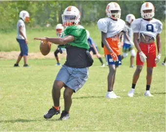  ?? STAFF PHOTO BY PATRICK MACCOON ?? East Ridge’s Cameron Sanders eyes a receiver down the sideline during practice Wednesday.