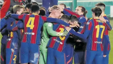  ?? REUTERS / JON NAZCA ?? Los jugadores del Barcelona felicitan a Ter Stegen tras el pase a la final.