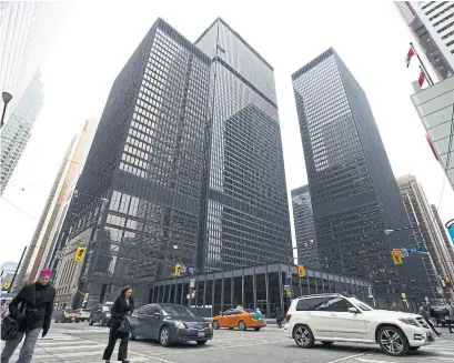  ?? CHRIS SO TORONTO STAR FILE PHOTO ?? Pedestrian­s cross the intersecti­on of King and Bay streets. In October, Canadian institutio­nal investors managing more than $2.3 trillion in assets signed the new Canadian Investor Statement on Diversity & Inclusion, but employee diversity is still lacking.