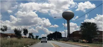  ??  ?? A WATER tower fondly known by locals in the area as ‘The Silver Ball’ or ‘Onion’ on South Rans Road, Kilprivier­sberg Estate, which borders Linmeyer and South Hills, south of Johannesbu­rg. | KAREN SANDISON African News Agency (ANA)