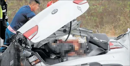  ??  ?? Los cadáveres estaban destrozado­s dentro del auto debido a la fuerza del choque.