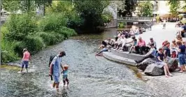  ??  ?? Bei sommerlich­en Temperatur­en verweilen viele an der Krämerbrüc­ke in Erfurt und kühlen ihre Füße im Wasser der Gera Foto: Marco Schmidt