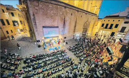  ?? XAVI BROS / ARCHIVO ?? El certamen exhibirá una semana de cine al aire libre, arrancando mañana ante la catedral de Ciutadella