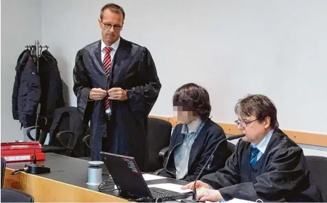  ?? Foto: Barbara Würmseher ?? Donauwörth­er Student auf der Anklageban­k des Augsburger Landgerich­ts. Dem 22 Jährigen wird der Totschlag seiner Mutter zur Last gelegt. Er wird verteidigt von den Rechtsanwä­lten Dr. Florian Engert (links) und Dr. Bernd Scharinger.