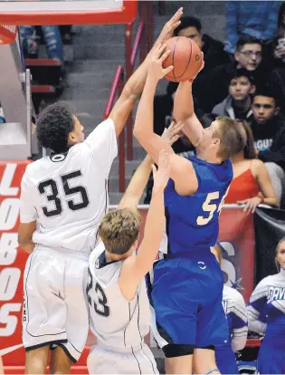  ?? JIM THOMPSON/JOURNAL Johnny McCants (35) of Oñate blocks the shot of Carlsbad’s Brenden Boatwright in the Class 6A semifinals at the Pit. ??