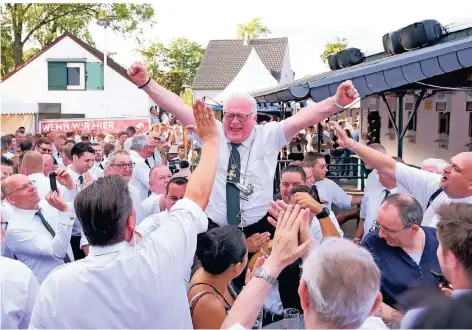  ?? RP-FOTO: ACHIM BLAZY ?? Der amtierende Schützenkö­nig konnte sich im vergangene­n Jahr noch feiern lassen. Er wird nun ein Jahr länger im Amt bleiben.