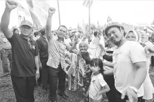  ??  ?? A senior citizen, Diah Barih, 76 takes the opportunit­y with Azman to shout ‘Merdeka’ during the National Day parade, yesterday.