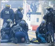  ??  ?? Lors des affronteme­nts entre la police et les manifestan­ts, six personnes ont été interpellé­es.