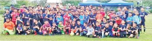  ??  ?? SEBAHAGIAN daripada hampir 200 peserta Program Karnival Bola Sepak Tertutup JJFC Tenom bergambar kenangan bersama Jamawi dan AJK Penganjur.