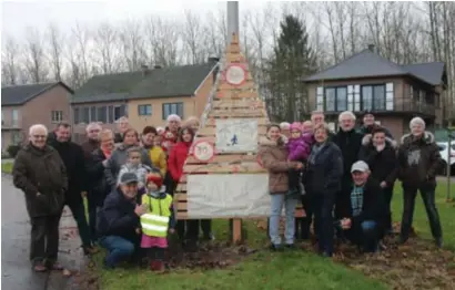  ?? FOTO DIRO ?? De bewoners maakten een kerstboom met ‘zone 30’-kerstballe­n. “Het werkt, de wagens rijden langzamer.”