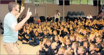  ?? TC170518BR­01 ?? Performer Dean O’Brien (aka Mr Yipadee) entertains 400 Te Awamutu primary pupils.