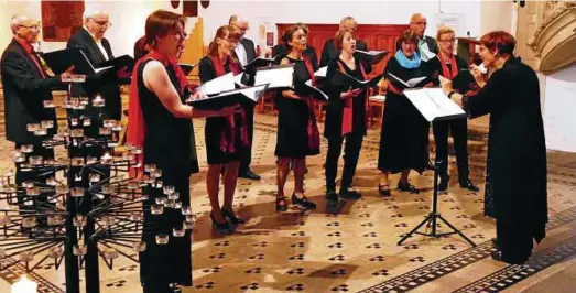  ?? Foto: Dieter Albrecht ?? Der von Sybille Sommer geleitete Kammerchor agiert auf hohem künstleris­chen Niveau. Links vorn Sandra Polcuch, die ein Solo singt.