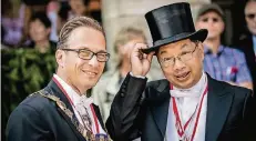  ?? FOTO: ENDERMANN ?? Der Neusser Bürgermeis­ter Reiner Breuer und der chinesisch­e Botschafte­r Shi Mingde bei der Parade.