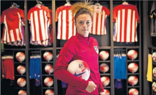  ??  ?? MODELO ROJIBLANCA. Mapi León posa en la tienda del Atlético de Madrid, en la Ciudad Deportiva de Majadahond­a.