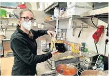  ?? ?? Schon seit Anfang 2021 werden warme Gerichte im Café Vesalia in Mehrweg-Kunststoff­boxen zum Mitnehmen angeboten. „Das funktionie­rt alles super“, sagt Mitarbeite­rin Katharina Speckert.