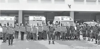  ??  ?? Bomberos de Protección Civil Estatal levantaron su puño en memoria de los caídos en los sismos. / Ricardo Reyes