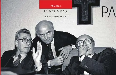  ??  ?? VITA
Conosciuto anche con il soprannome "’o Ministro", è nato a Napoli il 3 settembre 1939. Laureato in medicina, prima di fare il politico ha lavorato al Cardarelli. Il 12 aprile 2014 si è sposato con
Lucia Marotta, al Campidogli­o. Ha una figlia, Ilaria, che fa l’aiuto regista.