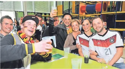  ?? FOTO: HERTGEN (ARCHIV) ?? Im Juni 2014 ging es im „lifeness“hoch her bei der Weltmeiste­rschaft. Die Fans fieberten mit. In diesem Jahr sind keine Public Viewings geplant. Kneipen und Gaststätte­n dürfen aber Fernseher aufstellen.