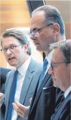  ?? FOTO: DPA ?? Beim Treffen zwischen (von links) Bundesverk­ehrsminist­er Andreas Scheuer (CSU) mit seinem österreich­ischen Amtskolleg­en Andreas Reichhardt und dem Tiroler Landeshaup­tmann Günther Platter war die Atmosphäre zeitweise gereizt.