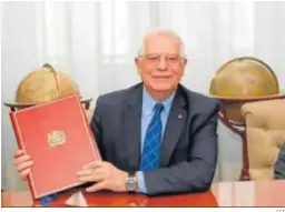 ??  ?? El exministro Borrell, con el Tratado recién firmado.