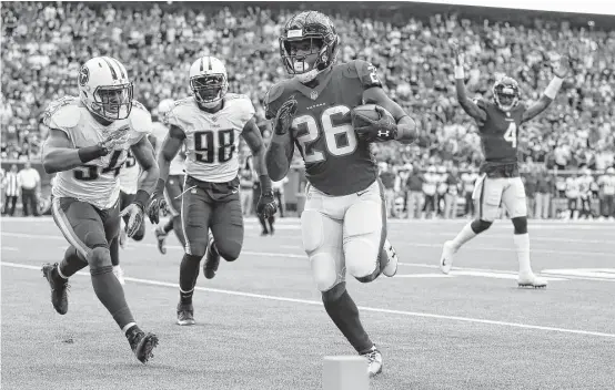  ?? Karen Warren photos / Houston Chronicle ?? Texans running back Lamar Miller (26) is headed to the end zone after catching a pass from quarterbac­k Deshaun Watson (4) during the first quarter Sunday.