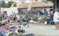  ??  ?? Le vide grenier de Trèbes, tous les dimanches