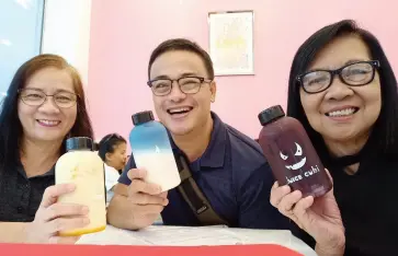  ??  ?? JUDY Quiros and Prix Banzon with this writer sampling Juice Cubi’s milk teas and juices