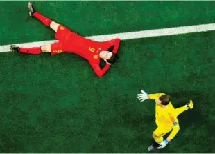  ?? AP ?? GAVI LO DIO TODO Curiosa imagen de Gavi, tumbado después de un esfuerzo mientras Neuer corre a buscar la pelota. España hizo sufrir a Alemania en un duelo intenso.