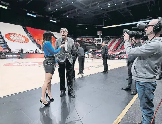  ?? FOTO: GETTY IIMAGES ?? Jordi Bertomeu, en una entrevista durante el Armani-Madrid.
El partido de Milán se disputo en el Mediolanum Forum a puerta cerrada