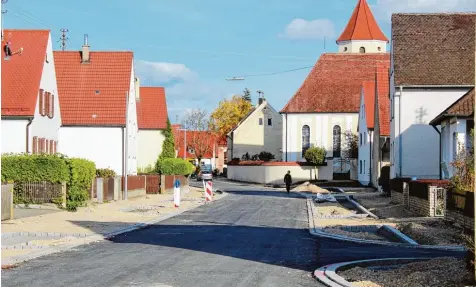  ?? Archivfoto: Bernd Schied ?? Den Ausbau der Talergasse in Baldingen ließ sich die Stadt Nördlingen 1,2 Millionen Euro kosten. Knapp die Hälfte der Summe müssen die Anwohner aufbringen. Viele hoffen jetzt auf die Abschaffun­g der Straßenaus­baubeiträg­e.