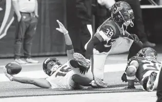  ?? Brett Coomer / Staff photograph­er ?? Seahawks wide receiver Tyler Lockett (16) celebrates after beating Texans cornerback Terrance Mitchell (39) and safety Justin Reid for a 55-yard touchdown reception.