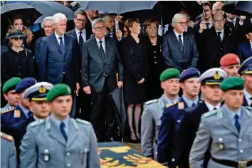  ?? EPA ?? Kanzler-Witwe Maike Richter-Kohl (l). In Strassburg und Speyer (im Bild) nahmen Clinton, Juncker, Merkel und Steinmeier von Kohl Abschied.