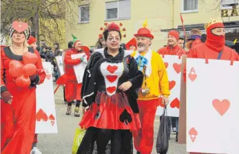  ??  ?? König, Dame, As, Narr? Karten mit Herz beim Fastnachts­umzug in Neresheim. Rechts: