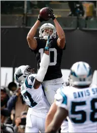  ?? JEFF SINER/TRIBUNE NEWS SERVICE ?? Raiders receiver Seth Roberts catches a touchdown pass from quarterbac­k Derek Carr against teh Panthers on Nov. 27 in Oakland.